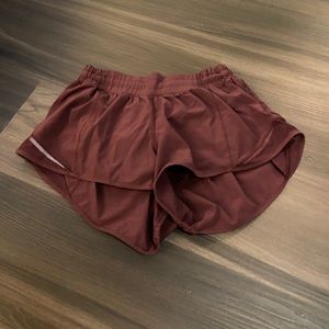 lululemon hotty hot 2.5 inch shorts